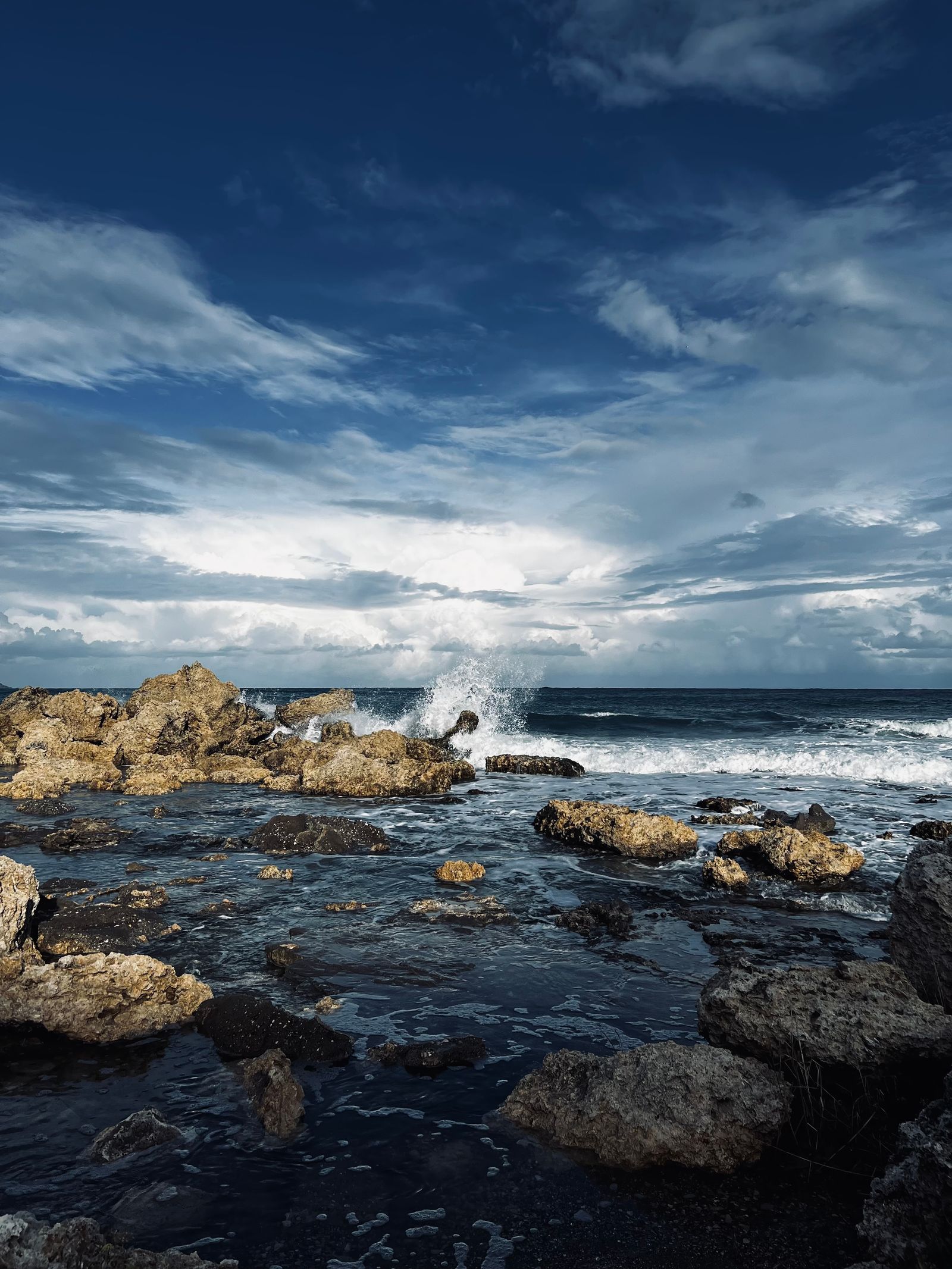 Ocean waves on rocky Sydney coastline